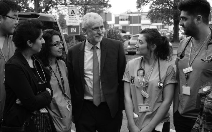 Corbyn mit KrankenpflegerInnen