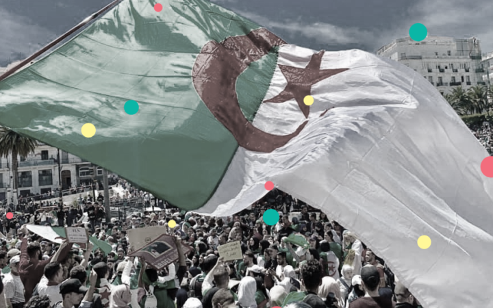 Algerische Flagge über Massenprotesten