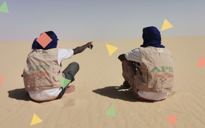 Alarmphone Niger-Mitarbeiter sitzen in der Sahara