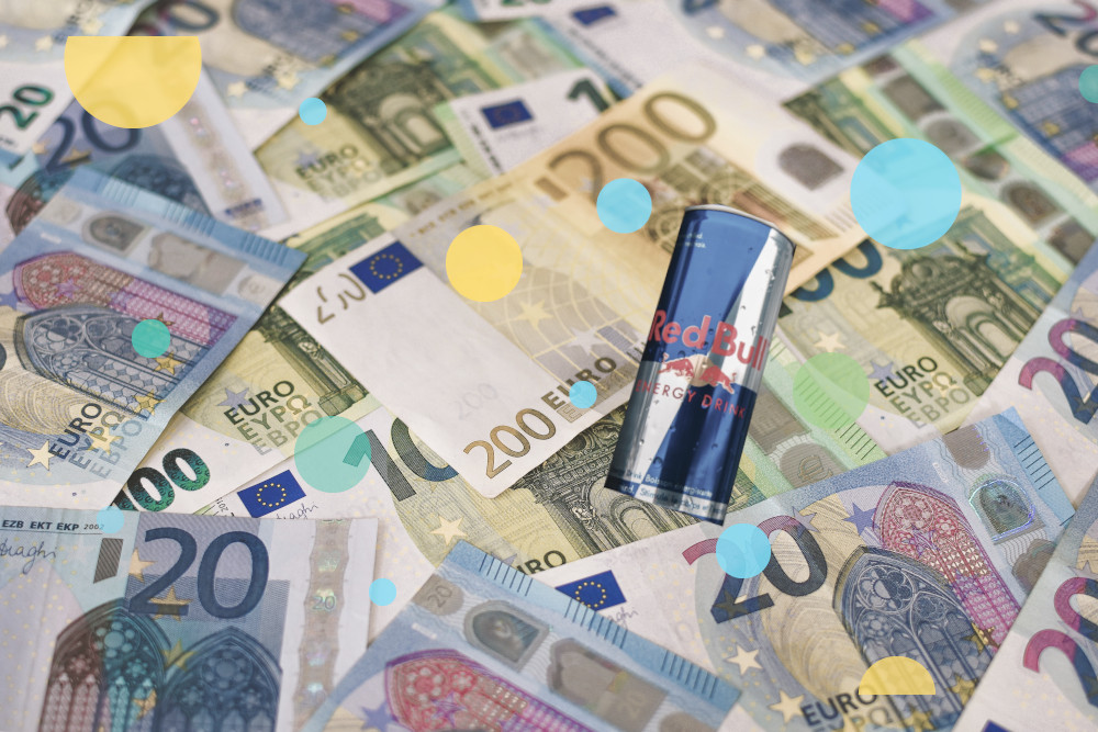 Red Bull-Dose auf Geldhaufen
