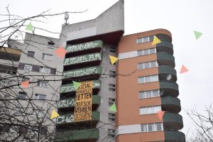 Sozialbau in Berlin mit Enteignen-Banner