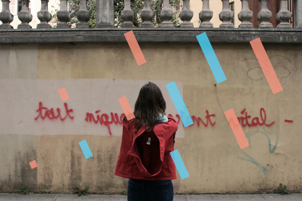 "Alles vögeln wird lebenswichtig" - Frau vor Graffiti in Frankreich