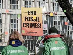 Greenpeace-Banner vor Hotel Marriott