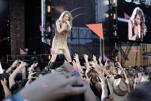 Taylor Swift auf Bühne vor Fans