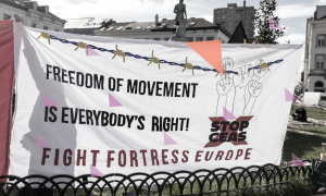 Banner einer Demonstration mit Aufschrift "Freedom of Movement"
